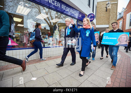 Boris Johnson (C) campagne d'Abingdon avec Nicola candidat Blackwood (R) Banque D'Images