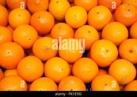 oranges exposées sur le marché pour la vente Banque D'Images