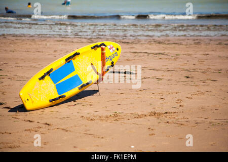 Les surveillants-sauveteurs Surf / body-board sur une plage à Joss Bay, Kent, Angleterre Banque D'Images