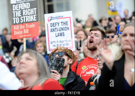 Cardiff, Wales, UK. Un jeune homme avec une barbe cris en accord avec le dirigeant syndical Jeremy Corbyn MP comme il traite de la foule lors d'un rassemblement contre les plans des conservateurs à affaiblir les syndicats. Banque D'Images