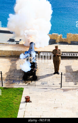 Tirer le midi, canon Batterie Salut, Upper Barrakka Gardens, Floriana,La Valette, Malte Banque D'Images