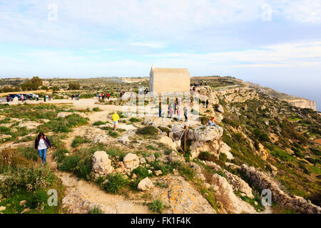 Les touristes à Dingli cliffs, Malte, Banque D'Images