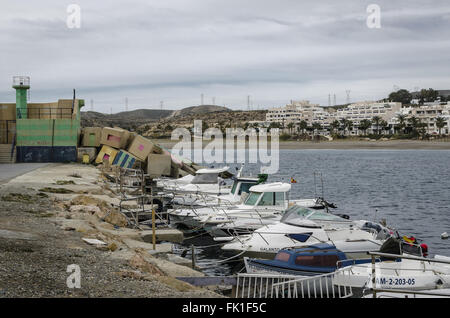 Une tour verte vue dans le port de Carboneras, Almeria, Espagne Banque D'Images