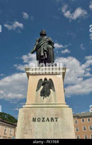 Statue de Mozart. Mozartplatz. Salzbourg. L'Autriche Banque D'Images