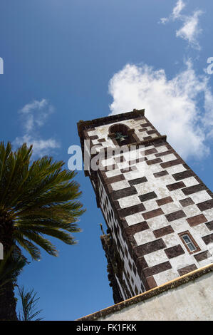 Clocher, église Notre Dame de la Purification ou Nossa Senhora da Purificação. L'île de Santa Maria. Açores. Le Portugal. L'Europe Banque D'Images