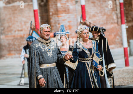 Asti, Italie - 16 septembre 2012 : paire de nobles en costumes médiévaux dans cortège historique le jour de la Palio à Asti, il Banque D'Images