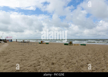 PALANGA, LITUANIE - AOÛT 08,2015 : plage de sable à Palanga est le lieu de repos des milliers de touristes. Banque D'Images