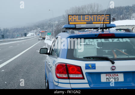 A6 Torino-Savona, Italie. 5 mars, 2016. Pour Italy-Roadblock la neige sur l'autoroute A6 Torino-Savona Crédit : Stefano Guidi/Alamy Live News Banque D'Images