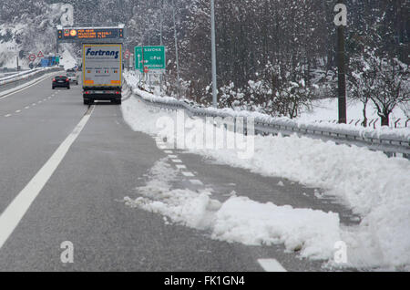 A6 Torino-Savona, Italie. 5 mars, 2016. Pour Italy-Roadblock la neige sur l'autoroute A6 Torino-Savona Crédit : Stefano Guidi/Alamy Live News Banque D'Images