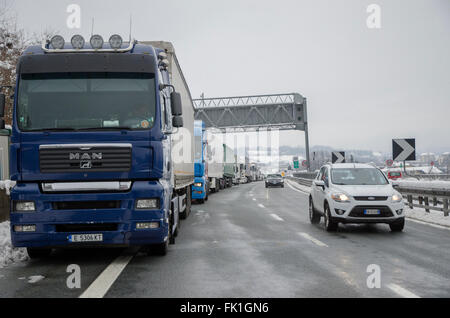 A6 Torino-Savona, Italie. 5 mars, 2016. Pour Italy-Roadblock la neige sur l'autoroute A6 Torino-Savona Crédit : Stefano Guidi/Alamy Live News Banque D'Images