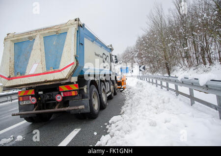A6 Torino-Savona, Italie. 5 mars, 2016. Pour Italy-Roadblock la neige sur l'autoroute A6 Torino-Savona Crédit : Stefano Guidi/Alamy Live News Banque D'Images