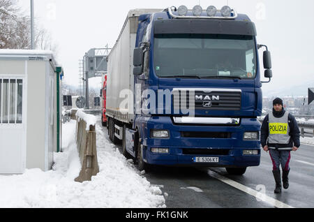 A6 Torino-Savona, Italie. 5 mars, 2016. Pour Italy-Roadblock la neige sur l'autoroute A6 Torino-Savona Crédit : Stefano Guidi/Alamy Live News Banque D'Images