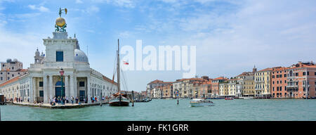 Punta della Dogana art museum à Venise Italie ancien édifice des douanes à la jonction du Grand Canal et Canal Giudecca Italie visite guidée de voile Banque D'Images