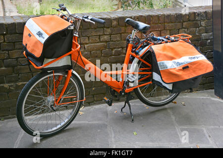 TNT Post bycycle et sacs pannier pour la distribution du courrier dans la ville de London England UK maintenant rebaptisé Whistl Banque D'Images