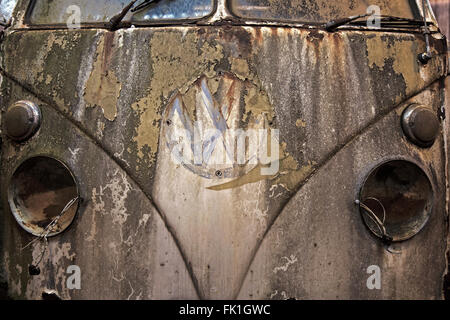 Face d'une vieille Volkswagen Camper van, avec de la peinture et l'absence de phares. Banque D'Images