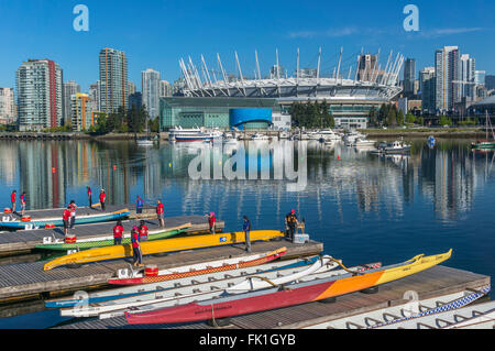 Les rameurs prennent part à la course de bateau dragon à False Creek à Vancouver le 05 mai 2013. Banque D'Images