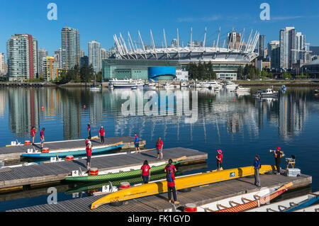 Les rameurs prennent part à la course de bateau dragon à False Creek à Vancouver le 05 mai 2013. Banque D'Images