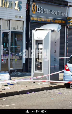 Une cabine téléphonique, avec un toit endommagé, en face de la scène d'un incendie mortel à Hounslow. Banque D'Images