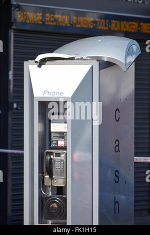 Une cabine téléphonique , avec un toit endommagé, en face de la scène d'un incendie mortel à Hounslow. Banque D'Images