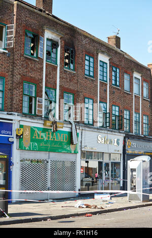 Une cabine téléphonique (R), avec un toit endommagé, en face de la scène d'un incendie mortel à Hounslow. Banque D'Images