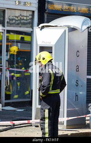 Une cabine téléphonique, avec un toit endommagé, en face de la scène d'un incendie mortel à Hounslow. Banque D'Images