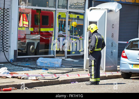 Une cabine téléphonique, avec un toit endommagé, en face de la scène d'un incendie mortel à Hounslow. Banque D'Images