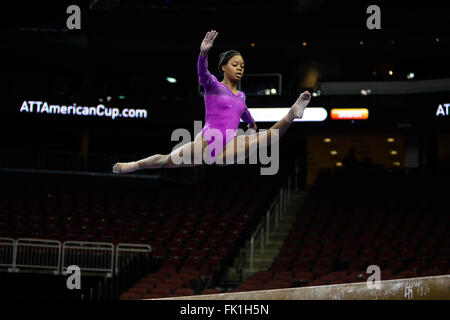 Newark, New Jersey, USA. 5e Mar, 2016. Médaillé d'or olympique GABBY DOUGLAS se réchauffe avant l'American Cup tenue à la Prudential Center de Newark, New Jersey. © Amy Sanderson/ZUMA/Alamy Fil Live News Banque D'Images