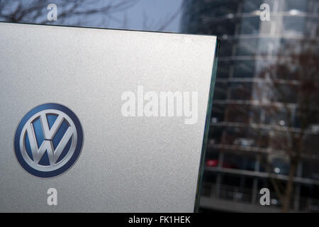 Un logo VW vu sur un panneau en face de l'usine du constructeur automobile allemand Volkswagen à Dresde, Allemagne, 03 mars 2016. Photo : ARNO BURGI/dpa Banque D'Images