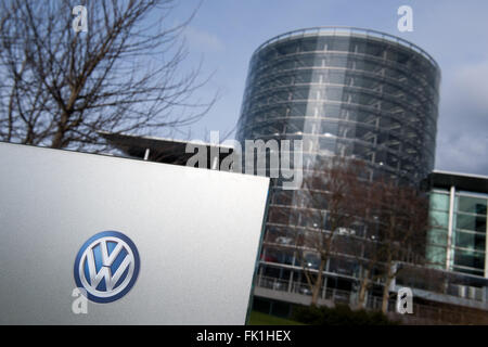 Un logo VW vu sur un panneau en face de l'usine du constructeur automobile allemand Volkswagen à Dresde, Allemagne, 03 mars 2016. Photo : ARNO BURGI/dpa Banque D'Images