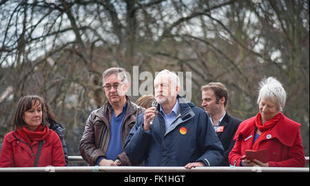 Pays de Galles Cardiff Royaume-uni 5 mars 2016 Projet de loi anti Union Européenne de protestation organisées par les syndicats du pays de Galles avec conférencier invité Jeremy Corbyn. Credit : Sian Pearce Gordon/Alamy Live News Banque D'Images