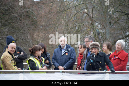 Pays de Galles Cardiff Royaume-uni 5 mars 2016 Projet de loi anti Union Européenne de protestation organisées par les syndicats du pays de Galles avec conférencier invité Jeremy Corbyn. Credit : Sian Pearce Gordon/Alamy Live News Banque D'Images