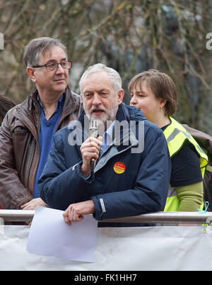 Pays de Galles Cardiff Royaume-uni 5 mars 2016 Projet de loi anti Union Européenne de protestation organisées par les syndicats du pays de Galles avec conférencier invité Jeremy Corbyn. Credit : Sian Pearce Gordon/Alamy Live News Banque D'Images