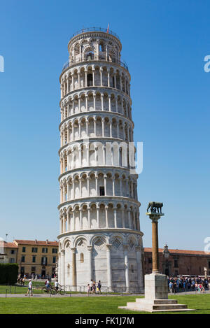 La province de Pise, Pise, Toscane, Italie. La Tour Penchée de Pise dans le Campo dei Miracoli, ou le Champ des Miracles. Banque D'Images