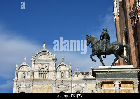 Statue équestre de Bartolomeo Colleoni et Scuola Grande di San Marco belle façade renaissance, dans le Campo San Giovanni e Pa Banque D'Images