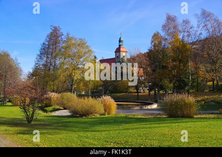 Charleston Park und Kirche im Naturparkhotel Haus Hubertus - Charleston Park et église dans les montagnes de Zittau Banque D'Images