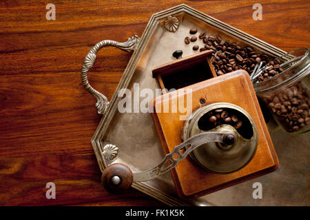 Grinder et les grains de café sur la table Banque D'Images