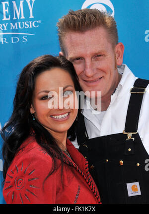 4 mars 2015 - Fichier - JOEY MARTIN FEEK, la moitié de la duo Joey  + Rory, est mort vendredi après une bataille avec le cancer du col, son mari a annoncé sur Facebook. Elle avait 40 ans.'My wife's plus grand rêve se réalise aujourd'hui' Rory Feek a écrit. "Elle est dans le ciel." Rory Feek a dit que son épouse est décédée à environ 2 h 30 avec sa famille autour d'elle dans une maison dans l'Indiana. Sur la photo : April 18, 2010 - Las Vegas, Nevada, USA - Musiciens Joey Martin Feek (L) et Rory Lee Feek de Joey  + Rory arrive à la 45e Académie de Musique de cérémonie de remise des prix. (Crédit Image : © David Becker/ZUMApress.com) Banque D'Images