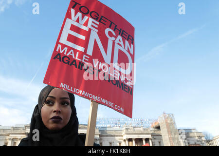 Londres, Royaume-Uni. 5 mars, 2016. Une femme tenir jusqu'placard comme des milliers de mars à Londres pour appeler à la fin de la violence contre les femmes. Credit : Thabo Jaiyesimi/Alamy Live News Banque D'Images