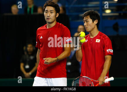 Barclaycard Arena, Birmingham, UK. Le 05 Mar, 2016. Davis Cup Tennis World Group premier tour. Grande-bretagne face au Japon. Yasutaka Uchiyama et Yoshihito Nishioka du Japon durant leur match de double avec la société britannique Andy Murray et Jamie Murray. Go a remporté en 5 sets 6-3, 6-2, 6-4. Credit : Action Plus Sport/Alamy Live News Banque D'Images