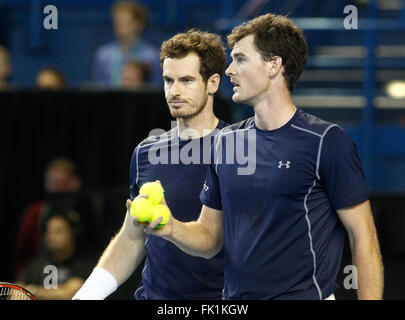 Barclaycard Arena, Birmingham, UK. Le 05 Mar, 2016. Davis Cup Tennis World Group premier tour. Grande-bretagne face au Japon. Andy Murray et Jamie Murray pendant leur match de double contre Yoshihito Nishioka et Yasutaka Uchiyama. Go a remporté en 5 sets 6-3, 6-2, 6-4. Credit : Action Plus Sport/Alamy Live News Banque D'Images