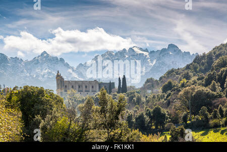 Ruine de l'ancien couvent de San Francesco, dans le village de Castifao en Corse sur les montagnes couvertes de neige Banque D'Images