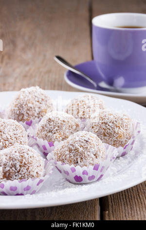 Rhum fait maison avec des boules de tasse de café sur fond de bois Banque D'Images