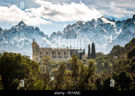 Ruine de l'ancien couvent de San Francesco, dans le village de Castifao en Corse sur les montagnes couvertes de neige Banque D'Images