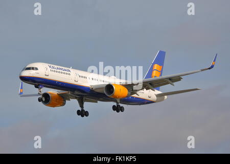 Icelandair Boeing 757-200WL TF-FIP à l'atterrissage à l'aéroport Heathrow de Londres, UK Banque D'Images