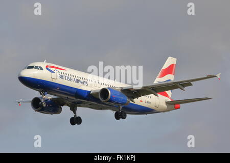 British Airways Airbus A320-200 G-MIDY l'atterrissage à l'aéroport Heathrow de Londres, UK Banque D'Images