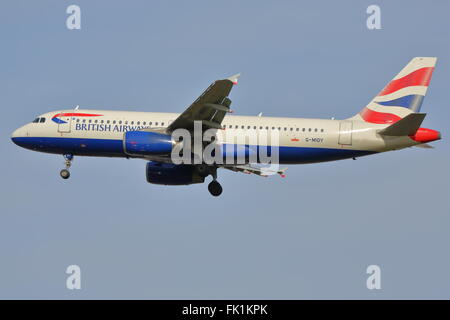 British Airways Airbus A320-200 G-MIDY l'atterrissage à l'aéroport Heathrow de Londres, UK Banque D'Images