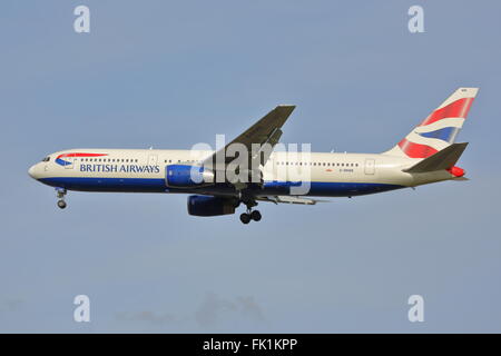 British Airways Boeing 767-300ER G-BNWB l'atterrissage à l'aéroport Heathrow de Londres Banque D'Images