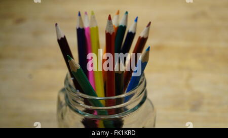 Collection de crayons de couleur dans un bocal en verre clair Banque D'Images