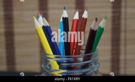 Collection de crayons artisitc dans un bol en verre clair Banque D'Images