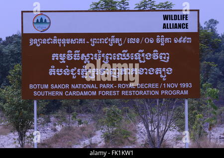 Botum Sakor signe par le Parc National Wildlife Alliance, le sud de la forêt de la cardamome, de la province de Koh Kong, Cambodge. crédit : Kraig Lieb Banque D'Images